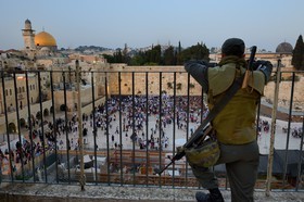 Israel, Jérusalem, ville sainte, vieille-ville classée Patrimoine Mondial de l'UNESCO, Mur des Lamentations ou mur occidental faisant partie des murs de soutènement de l'esplanade du Temple construite par Hérode Ier le Grand sous la surveillance d'un soldat en arme  Israel, Jerusalem, holy city, the old town listed as World Heritage by UNESCO, the Western Wall part of the retaining walls of the Temple Mount built by Herod the Great under the surveillance of an armed soldier