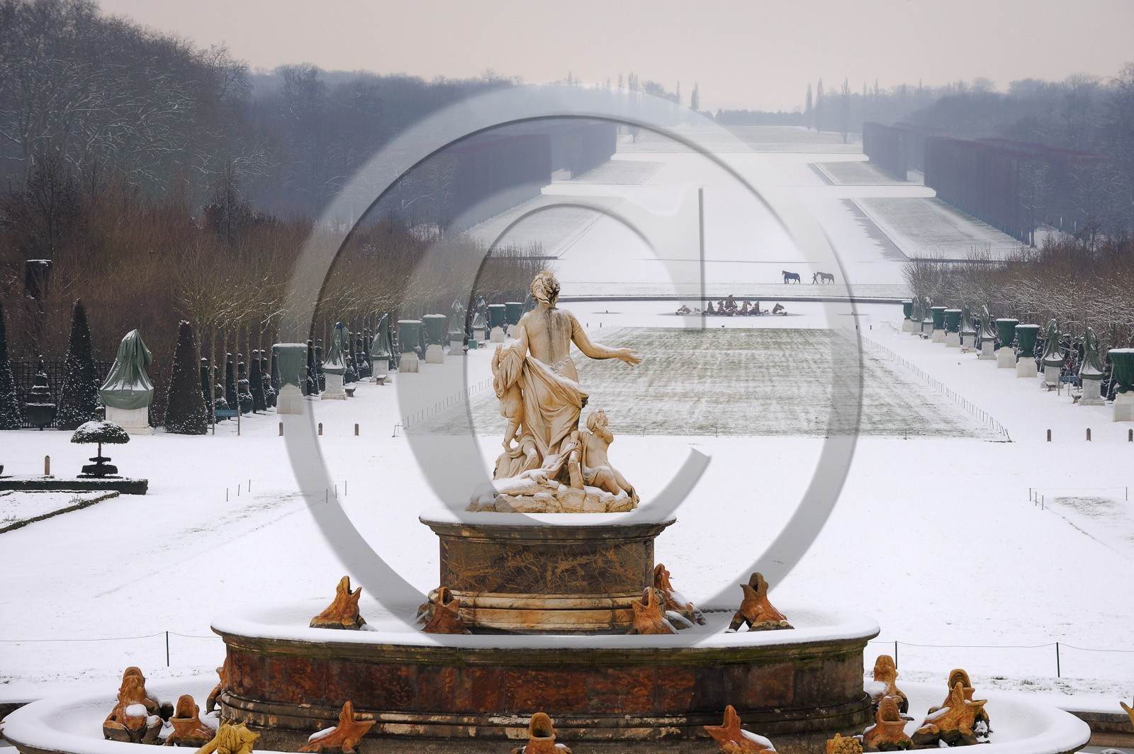 France, Yvelines (78), parc du château de Versailles sous la neige, classé Patrimoine Mondial de l'UNESCO, le Bassin de Latone et la perspective des jardins et de l'axe du Soleil vers le Grand Canal gelé  France, Yvelines, snow covered park of the Chateau de Versailles, listed as World Heritage by UNESCO, the Latona Basin and gardens perspective and the Axe du Soleil (the Sun Axis) to the frozen Grand Canal