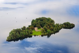 Royaume-Uni, Ecosse, château de Loch Leven situé sur une île au milieu du loch où Marie Stuart fut emprisonnée et dont elle s'évada(vue aérienne)  United Kingdom, Scotland, Loch Leven Castle on an island in the middle of the loch where Mary Stuart was imprisoned and from which she escaped (aerial view)