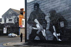 Royaume-Uni, Irlande du Nord, Belfast Est, les quartiers loyalistes protestants, Newtownards Road, fresque murale politique à la gloire des milices loyalistes et une autre à la memoire du Titanic built in Belfast en arriere plan  United Kingdom, Northern Ireland, East Belfast, protestant loyalist districts of Newtownards road, political wall paintings to the glory of Loyalist militias and mural in memory of the Titanic built in Belfast in the background