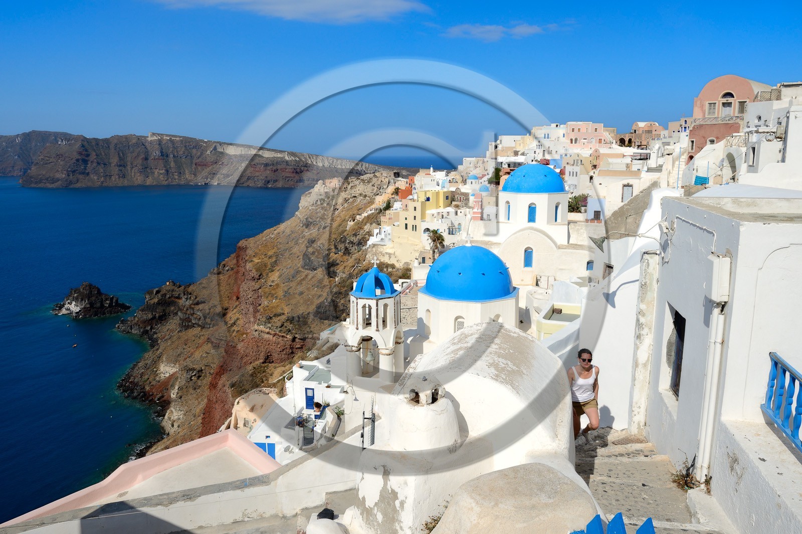 Grèce, Les Cyclades, mer Égée, île de Santorin (Thira ou Théra), le village de Oia qui surplombe la Caldera  Greece, Cyclades, Aegean Sea, Santorini (Thira or Thera), the village of Oia overlooking the Caldera